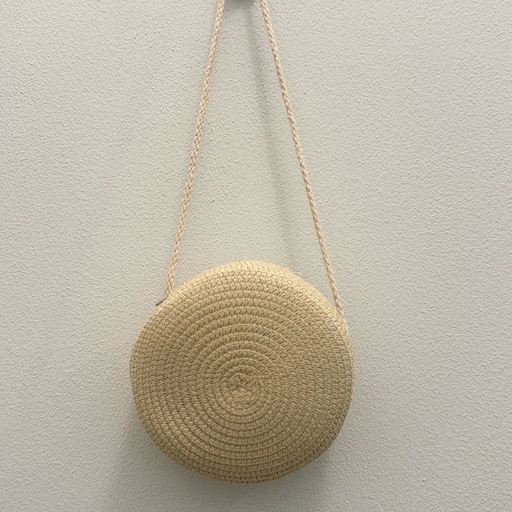 Round Straw Shoulder Bag in Natural